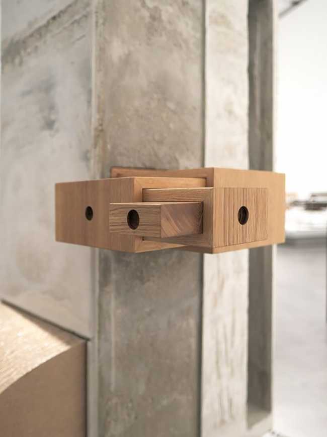 Handheld bachelor's closet. A tactile model that questions inclusivity