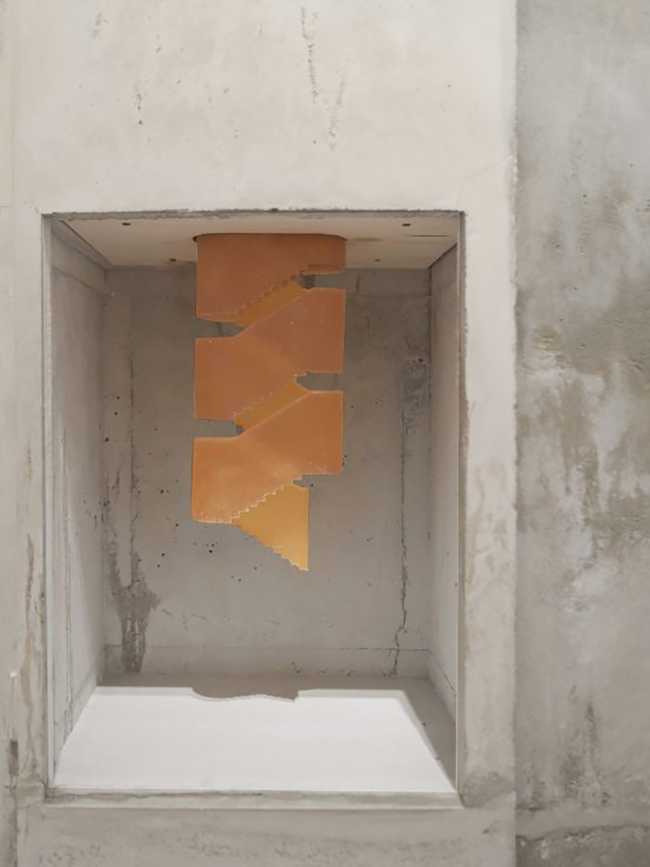 Handheld bachelor's closet. A tactile model that questions inclusivity