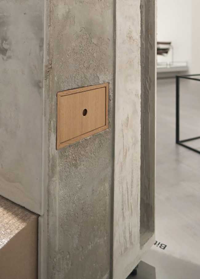 Handheld bachelor's closet. A tactile model that questions inclusivity