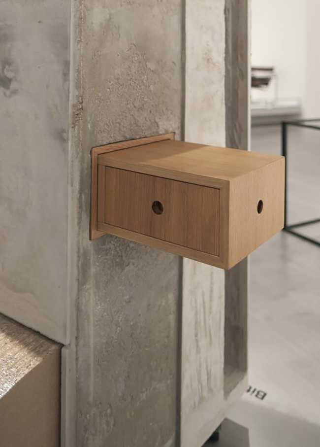 Handheld bachelor's closet. A tactile model that questions inclusivity