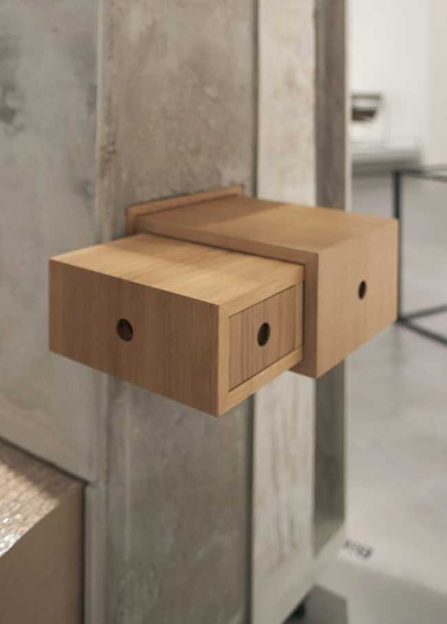 Handheld bachelor's closet. A tactile model that questions inclusivity