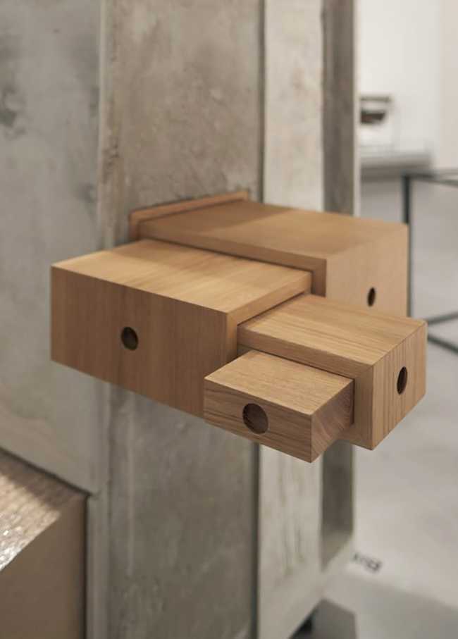 Handheld bachelor's closet. A tactile model that questions inclusivity