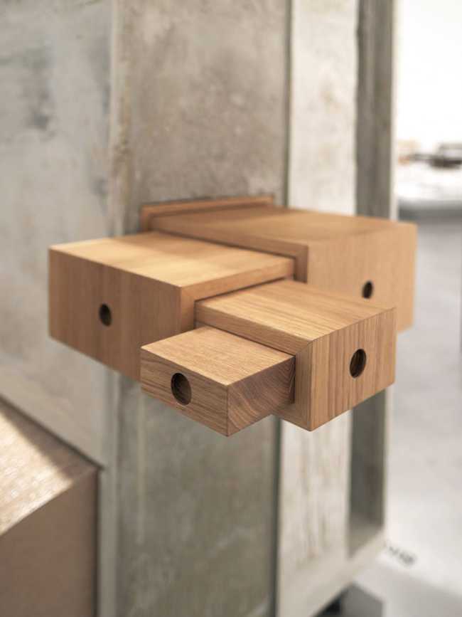 Handheld bachelor's closet. A tactile model that questions inclusivity