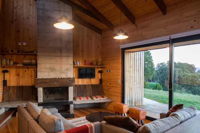 Gioco di forme e altezze diverse per gli interni di Casa AM