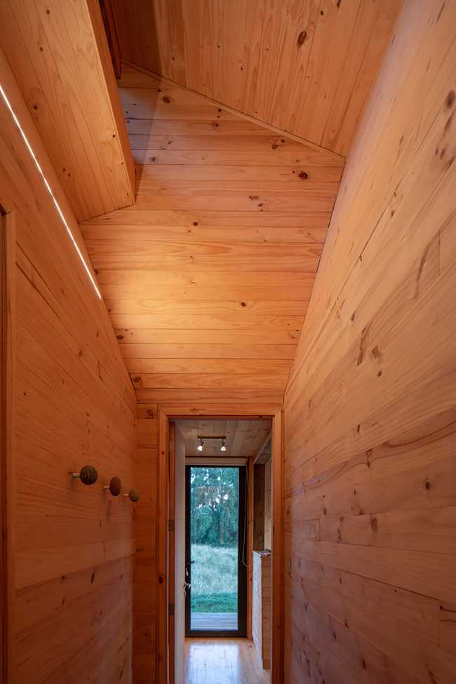 Gioco di forme e altezze diverse per gli interni di Casa AM