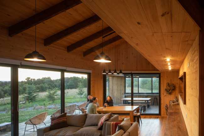 Gioco di forme e altezze diverse per gli interni di Casa AM