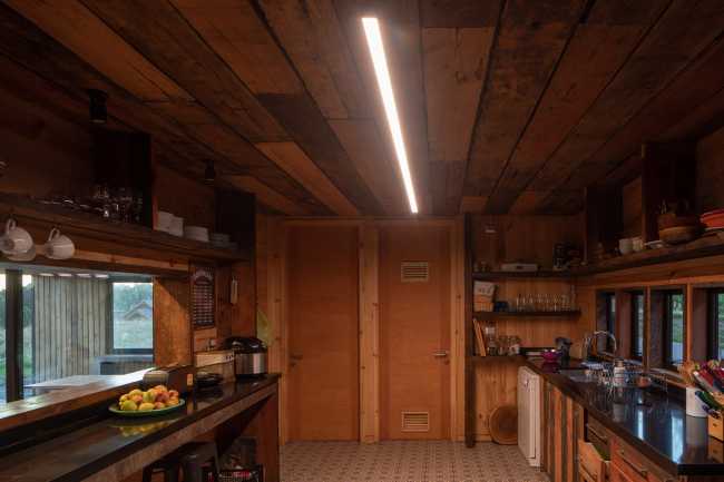 Gioco di forme e altezze diverse per gli interni di Casa AM