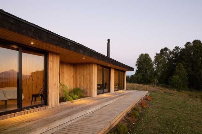 Gioco di forme e altezze diverse per gli interni di Casa AM