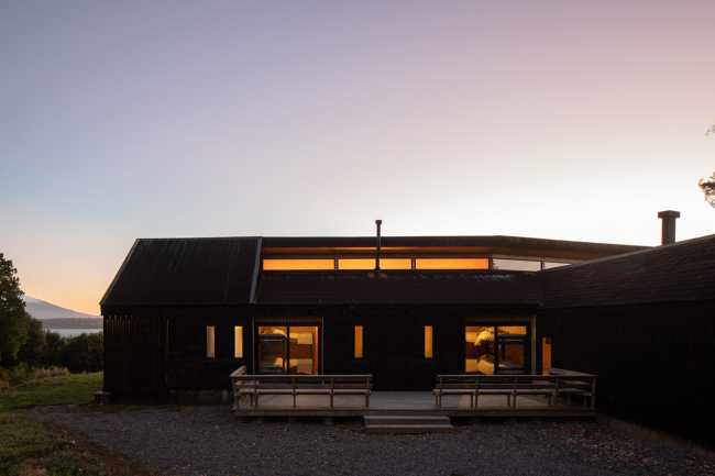 Gioco di forme e altezze diverse per gli interni di Casa AM