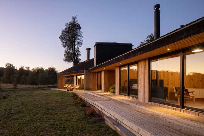 Gioco di forme e altezze diverse per gli interni di Casa AM