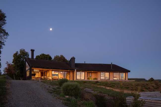 Gioco di forme e altezze diverse per gli interni di Casa AM