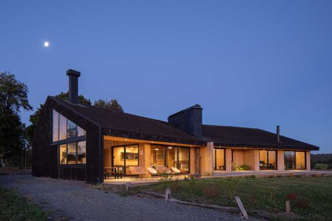 Gioco di forme e altezze diverse per gli interni di Casa AM