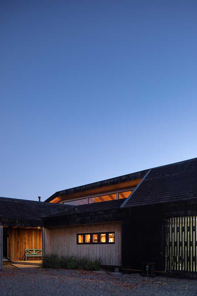 Gioco di forme e altezze diverse per gli interni di Casa AM