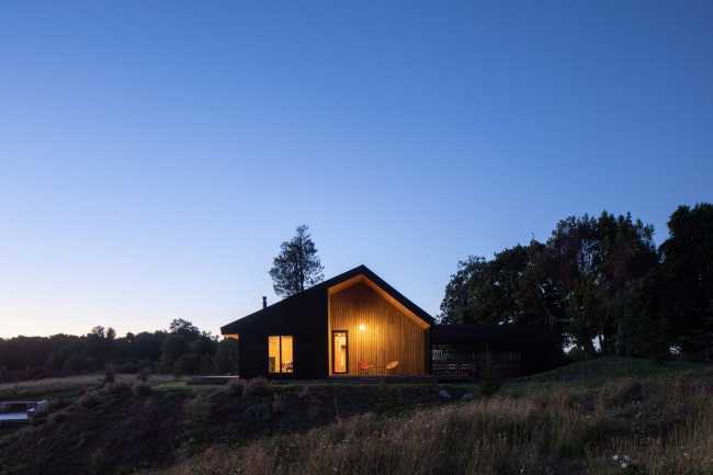 Gioco di forme e altezze diverse per gli interni di Casa AM