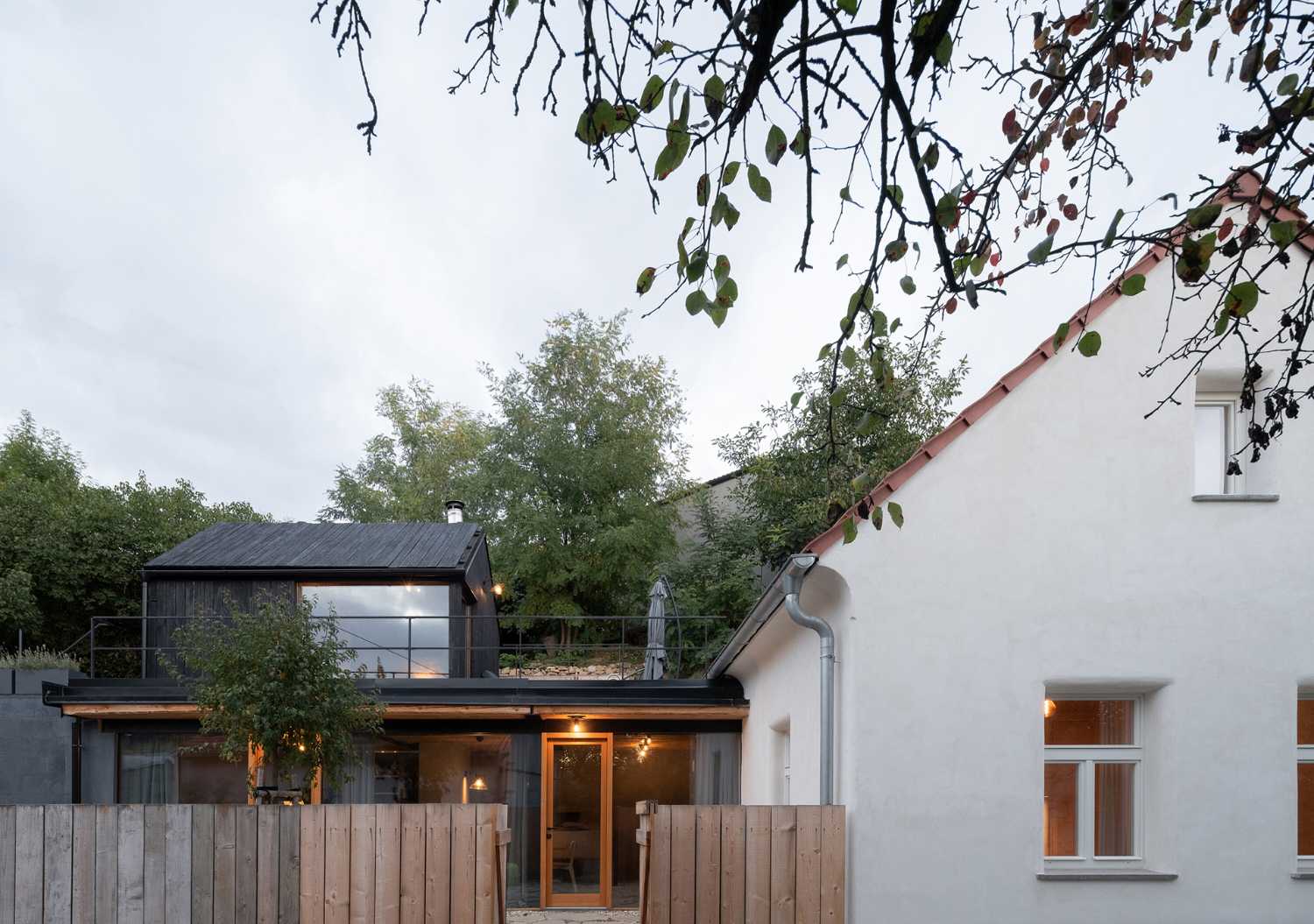 Weekend House in Bukovany, un progetto che rispetta l’impronta e la forma della vecchia casa