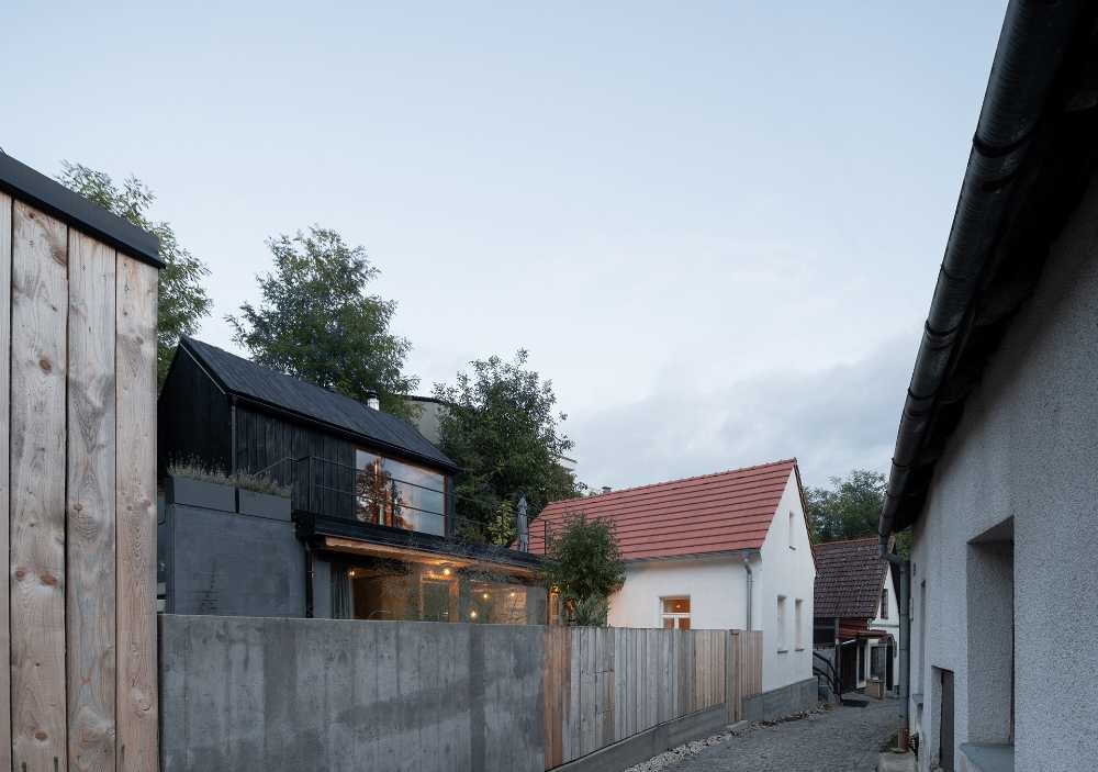 Weekend House in Bukovany, a project which preserves the footprint and the shape of the old house