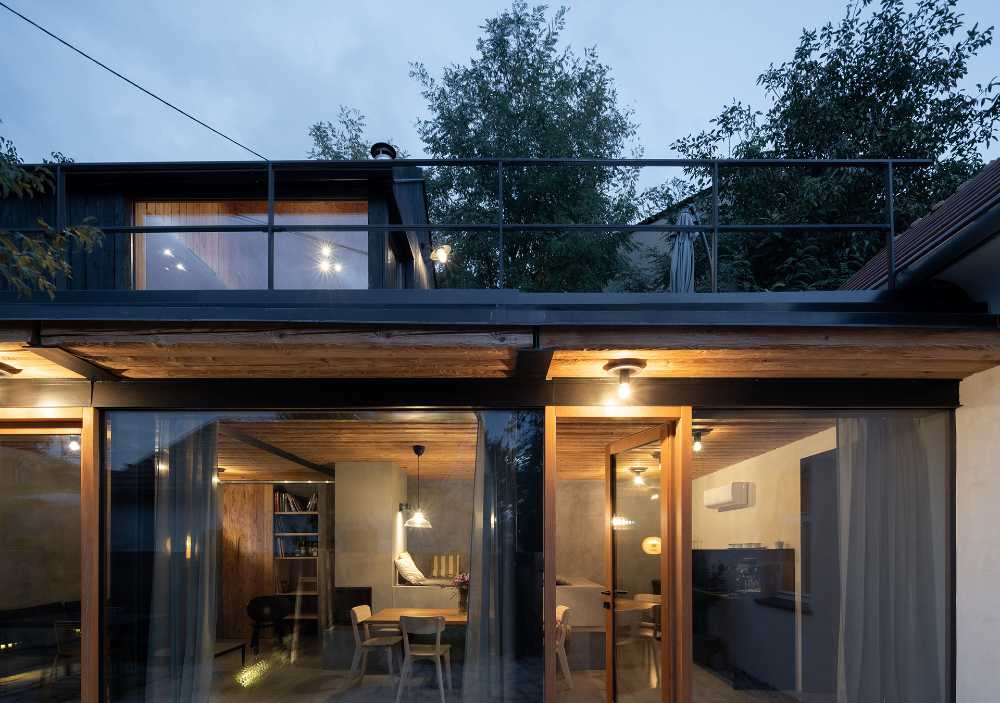 Weekend House in Bukovany, a project which preserves the footprint and the shape of the old house
