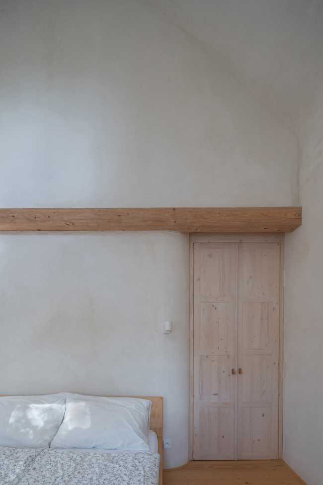 Weekend House in Bukovany, un progetto che rispetta l’impronta e la forma della vecchia casa