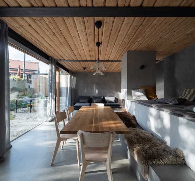 Weekend House in Bukovany, un progetto che rispetta l’impronta e la forma della vecchia casa