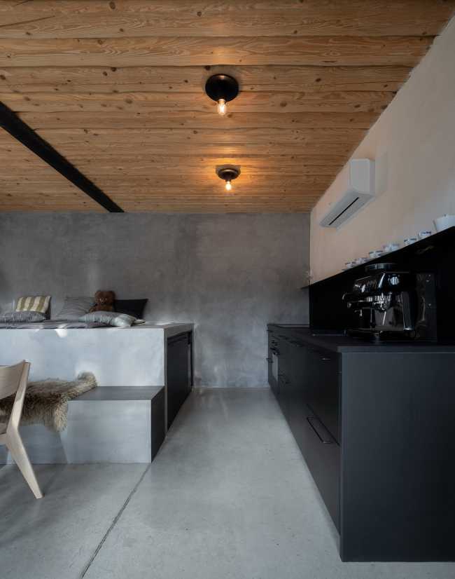 Weekend House in Bukovany, un progetto che rispetta l’impronta e la forma della vecchia casa