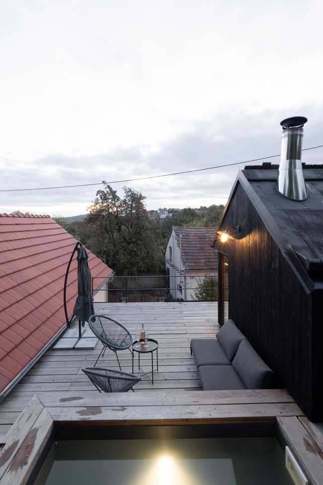 Weekend House in Bukovany, un progetto che rispetta l’impronta e la forma della vecchia casa