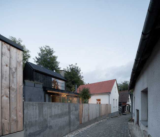Weekend House in Bukovany, un progetto che rispetta l’impronta e la forma della vecchia casa
