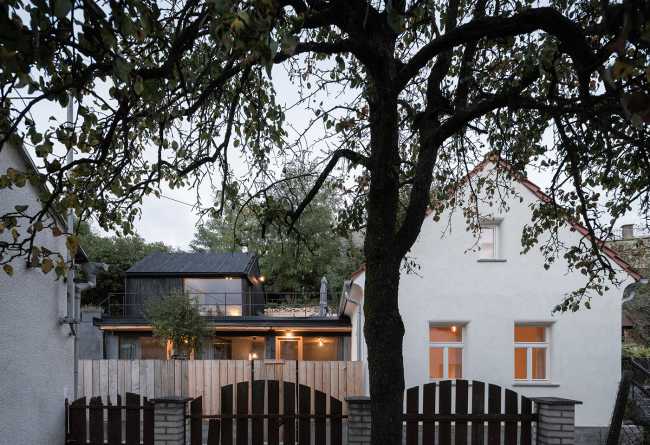 Weekend House in Bukovany, un progetto che rispetta l’impronta e la forma della vecchia casa