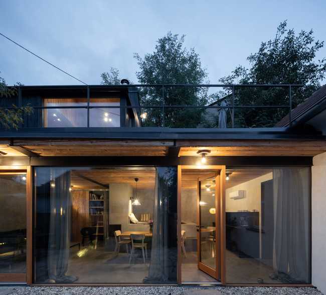 Weekend House in Bukovany, un progetto che rispetta l’impronta e la forma della vecchia casa