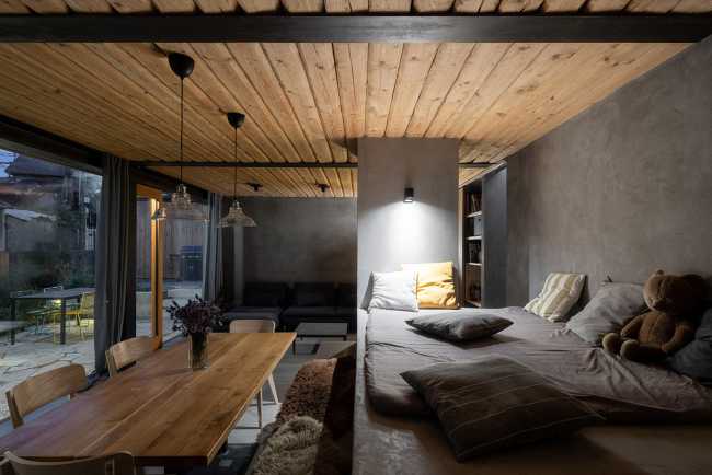 Weekend House in Bukovany, un progetto che rispetta l’impronta e la forma della vecchia casa