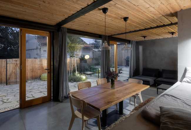 Weekend House in Bukovany, un progetto che rispetta l’impronta e la forma della vecchia casa