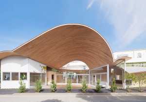 Una pequeña guardería con un gran techo: Toranoko Nursery