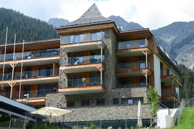 Mountain Spa Records. Legno e pietra reinterpretano elementi tipici della tradizione in chiave moderna