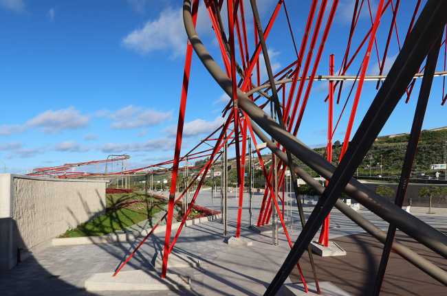 Architecture and sculpture: the space designed between the lines