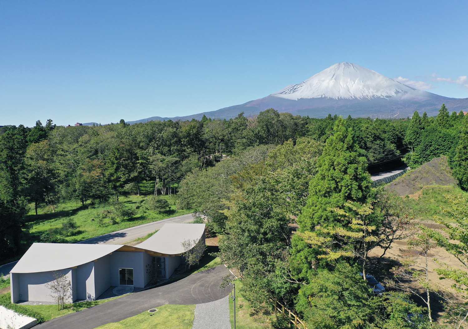 El hotel se encuentra al pie de la colina que corre hacia el Monte Fuji