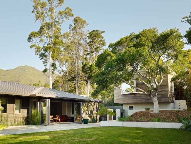 On an oak-covered hillock, Ranch Dressing opens up to 270-degree panoramic views