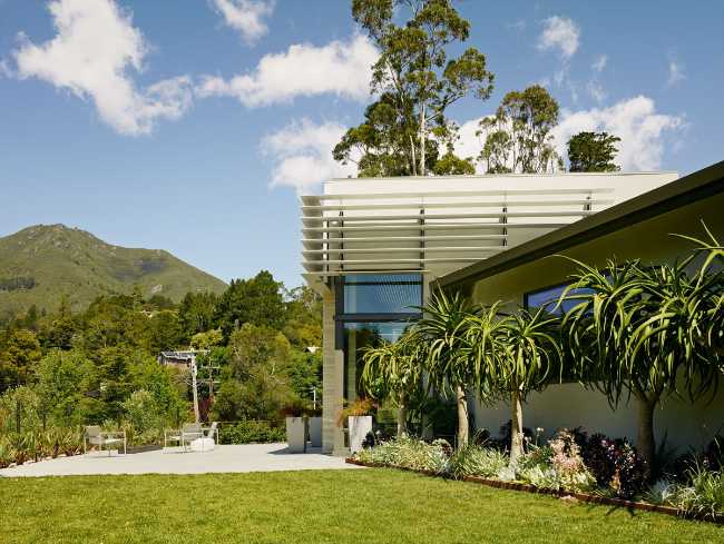 On an oak-covered hillock, Ranch Dressing opens up to 270-degree panoramic views