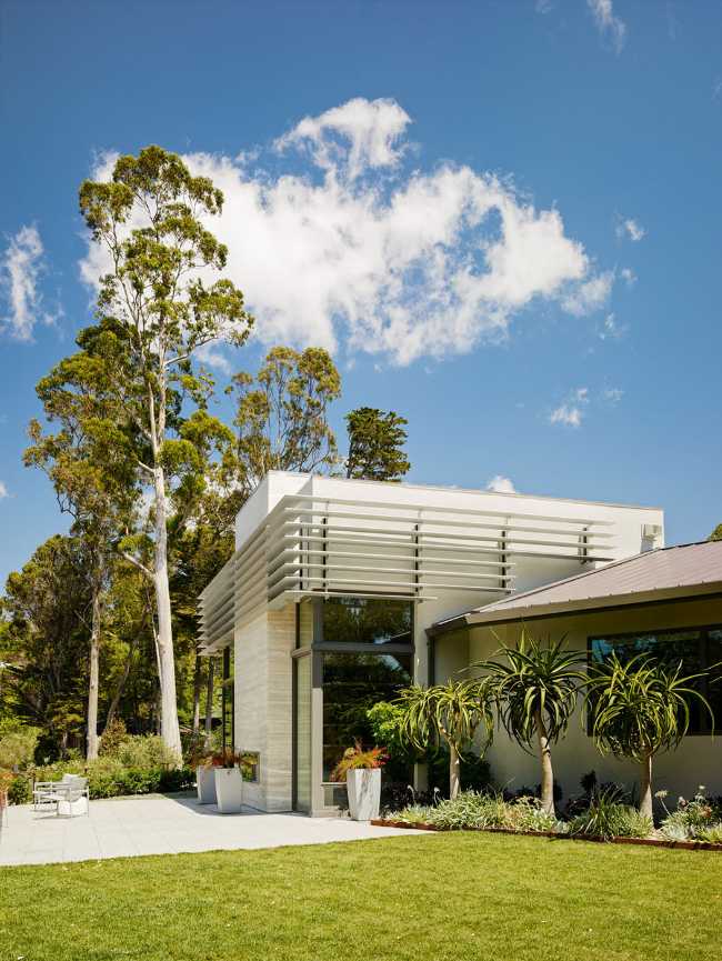 On an oak-covered hillock, Ranch Dressing opens up to 270-degree panoramic views