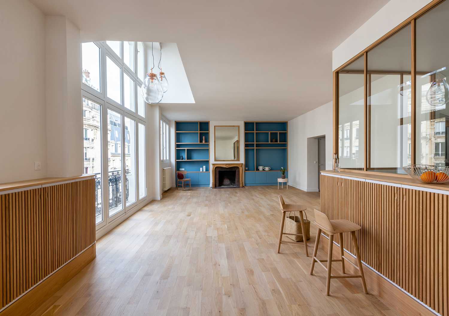 Triplex in Paris: blu e rovere chiaro per un appartamento caldo e contemporaneo