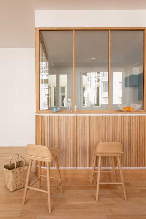 Triplex in Paris: blue and light oak for a contemporary and warm apartment