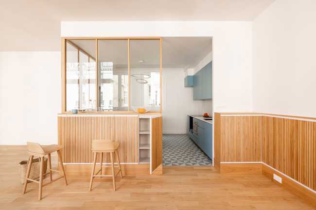 Triplex in Paris: blue and light oak for a contemporary and warm apartment