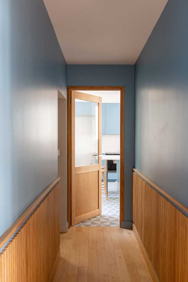 Triplex in Paris: blue and light oak for a contemporary and warm apartment