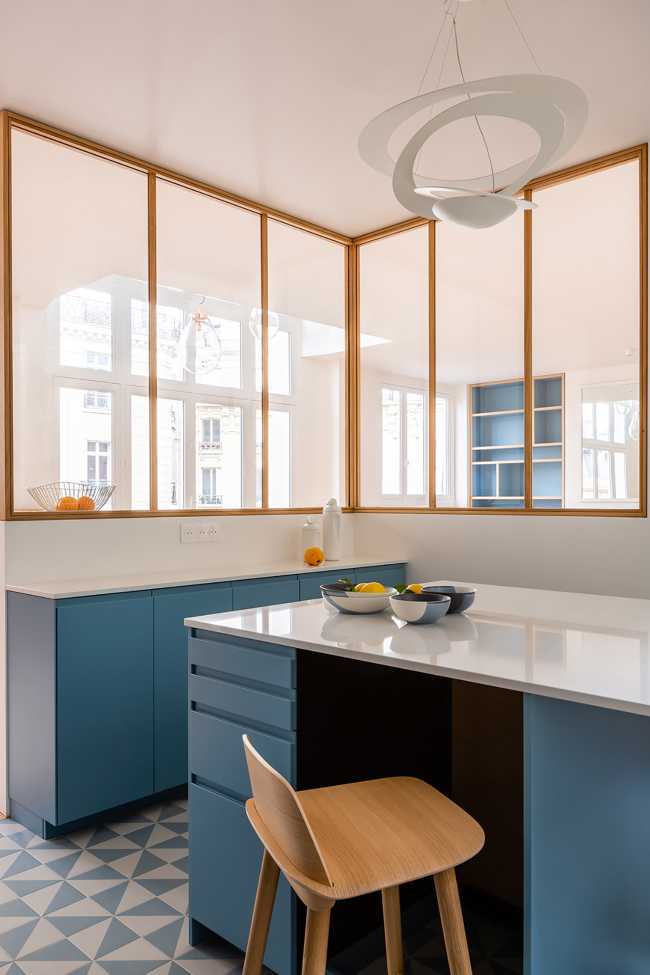 Triplex in Paris: blue and light oak for a contemporary and warm apartment