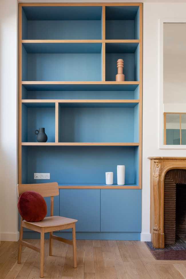 Triplex in Paris: blue and light oak for a contemporary and warm apartment