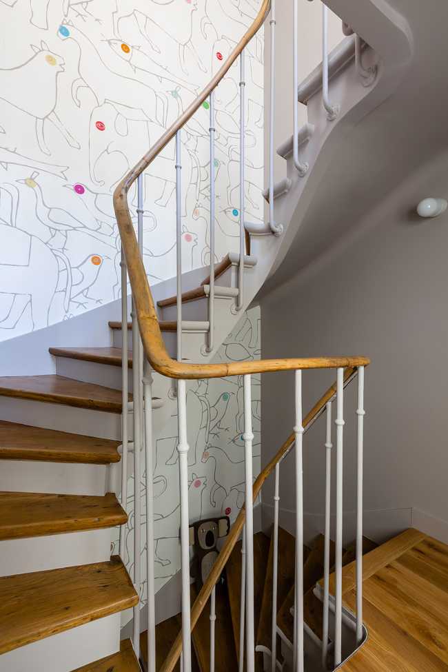 Triplex in Paris: blue and light oak for a contemporary and warm apartment