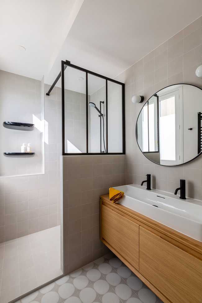Triplex in Paris: blue and light oak for a contemporary and warm apartment