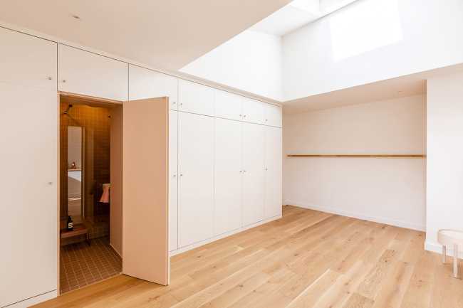 Triplex in Paris: blue and light oak for a contemporary and warm apartment