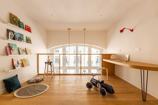 Triplex in Paris: blue and light oak for a contemporary and warm apartment