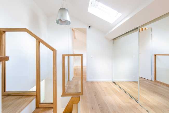 Triplex in Paris: blue and light oak for a contemporary and warm apartment