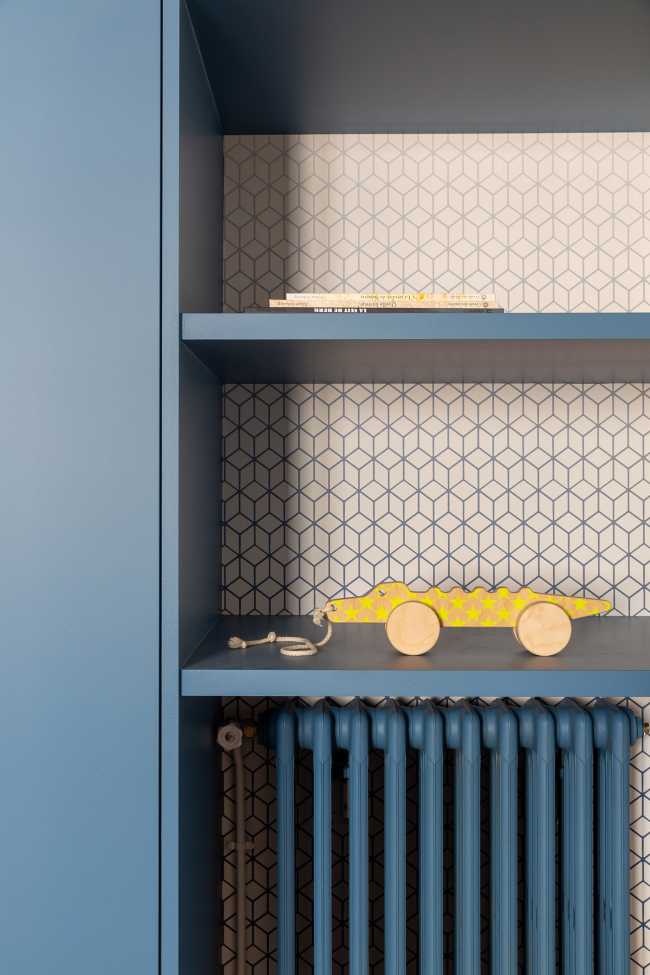 Triplex in Paris: blue and light oak for a contemporary and warm apartment