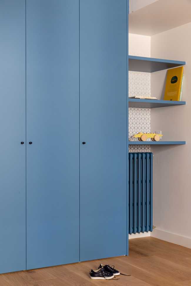 Triplex in Paris: blue and light oak for a contemporary and warm apartment